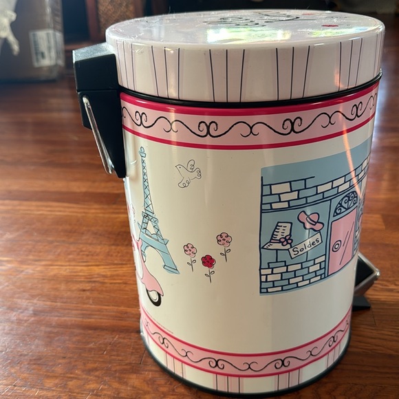 Hello Kitty Paris trash can - Picture 2 of 6